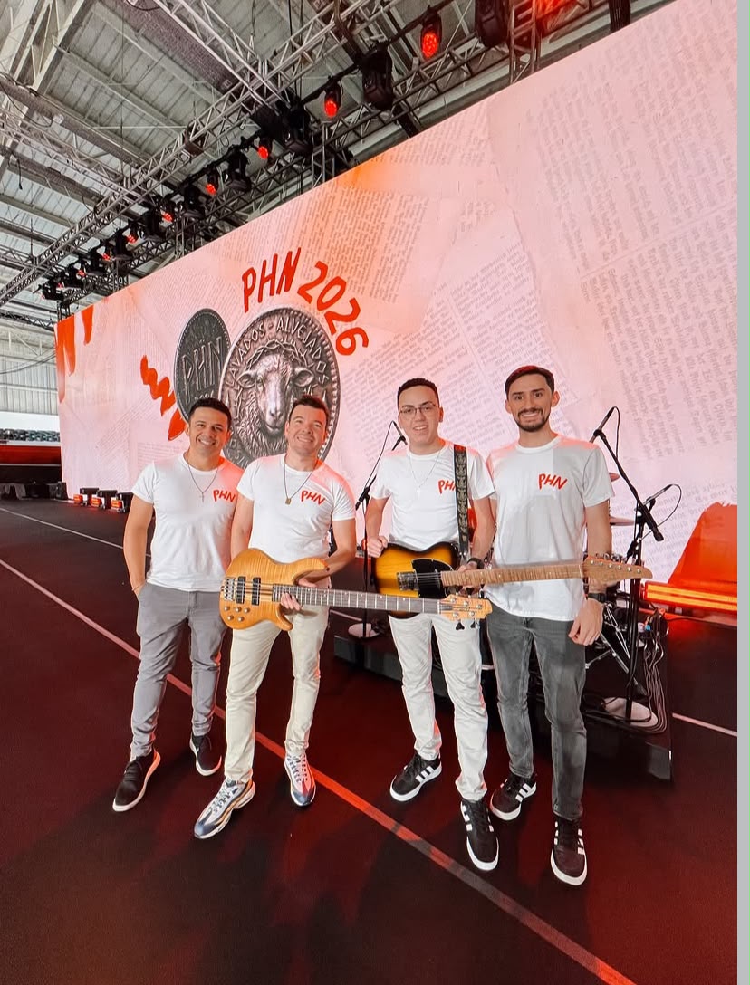 Samuel e a equipe no palco do PHN 2026 com baixo e guitarra