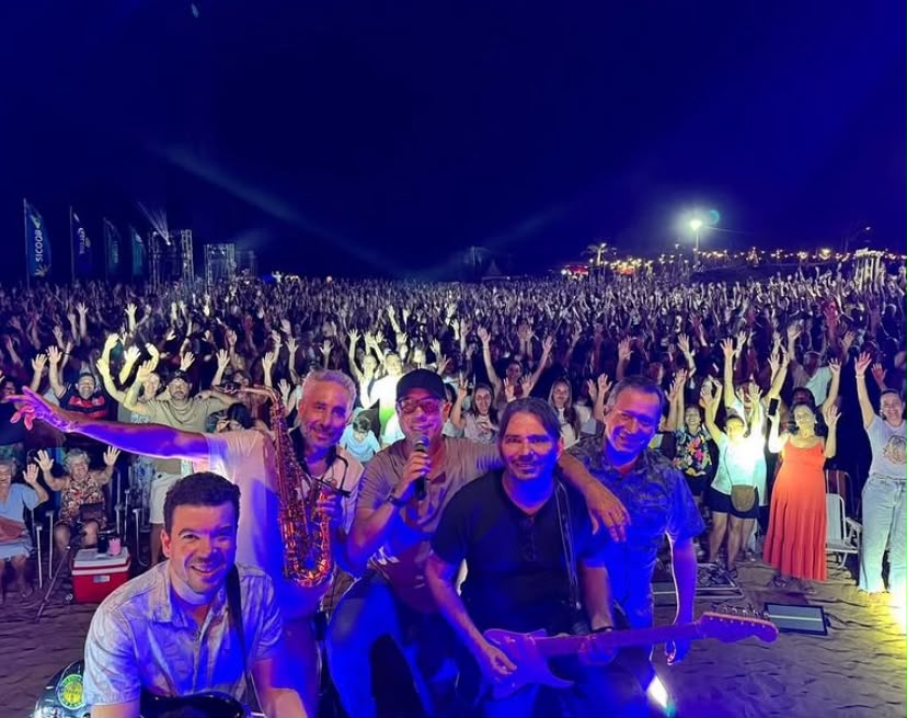 Show ao vivo na praia com grande público