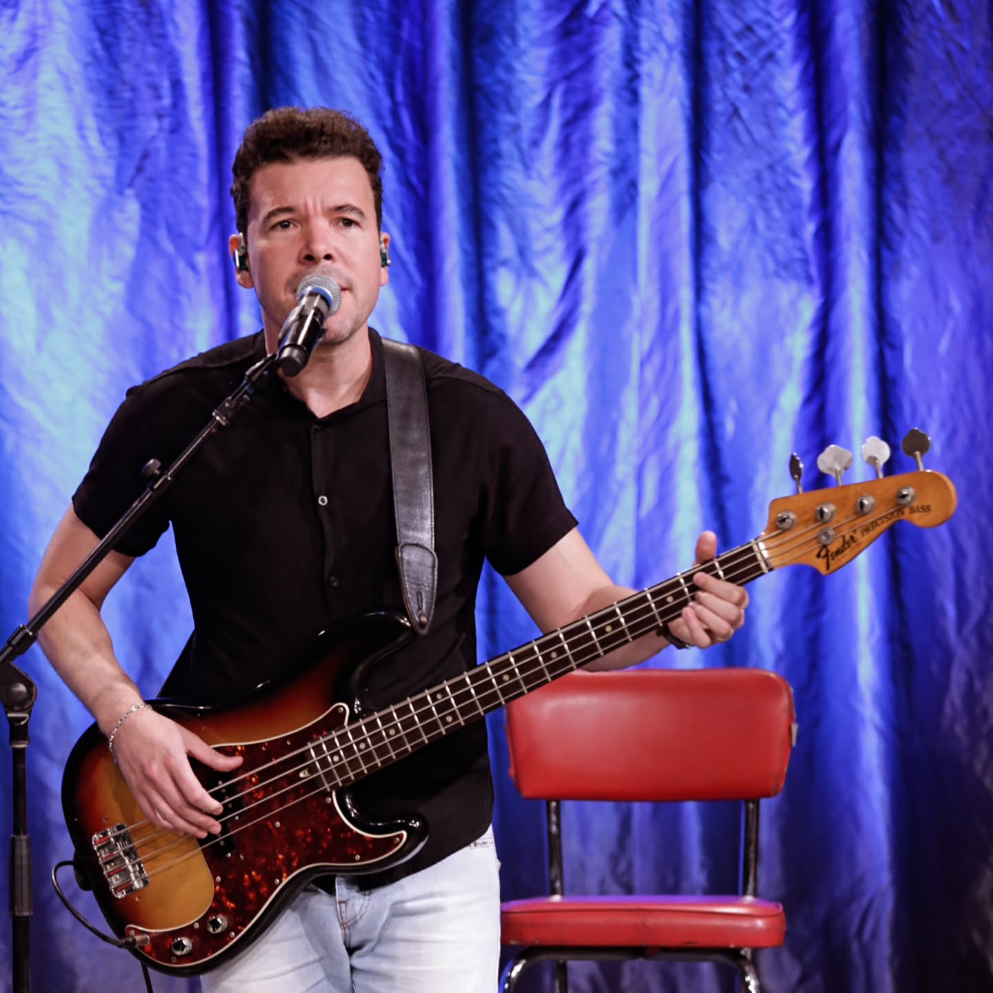 Samuel Ferreira tocando contrabaixo